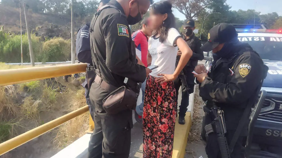 mujer custodiada por policias